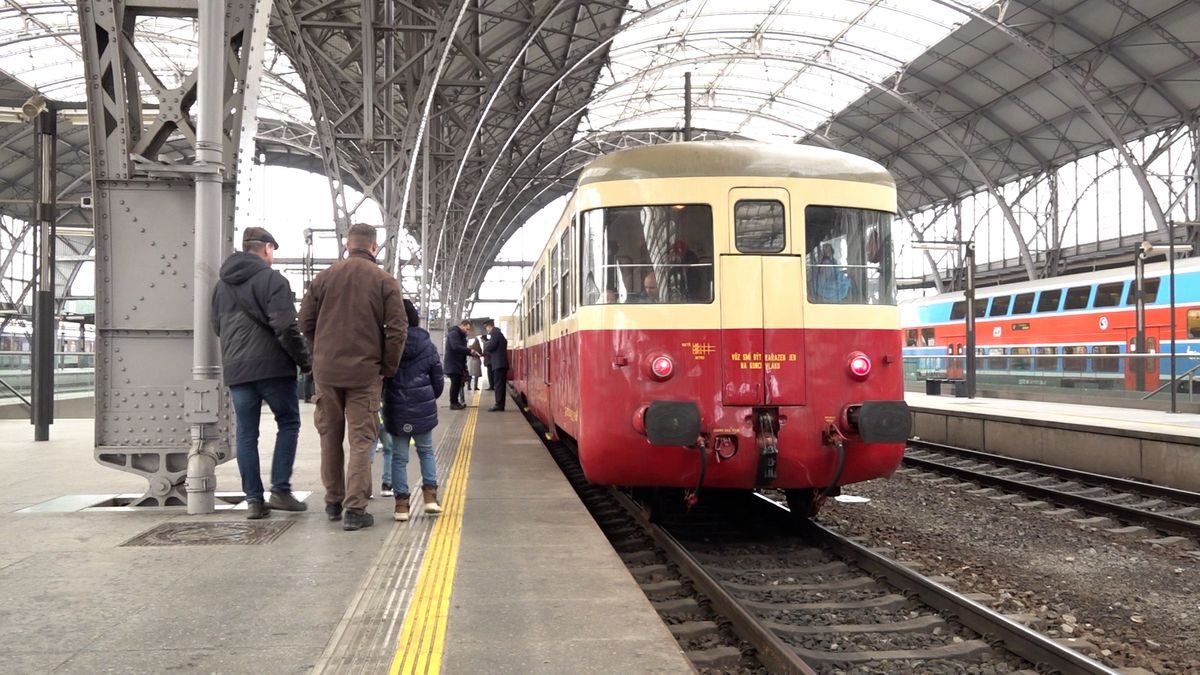 „Příští stanice: Gottwaldova.“ Pražané se projeli historickou soupravou metra i legendárním motorákem